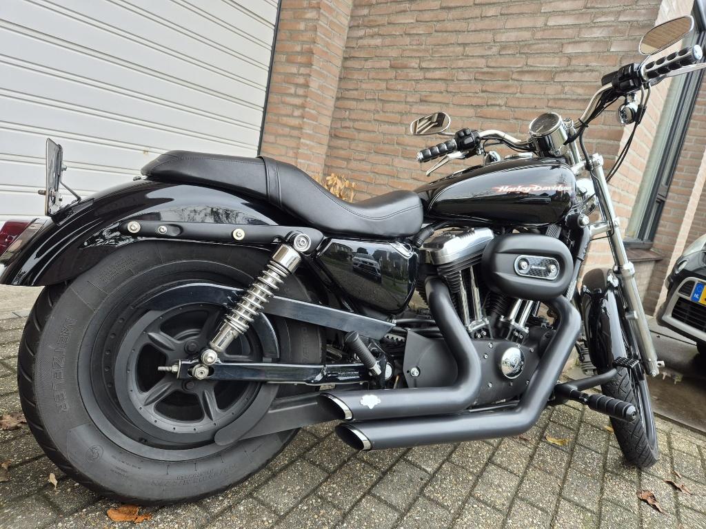Harley Davidson 883 Black Custom €5700, 2 cilinders, Occasion, Chopper, Particulier
