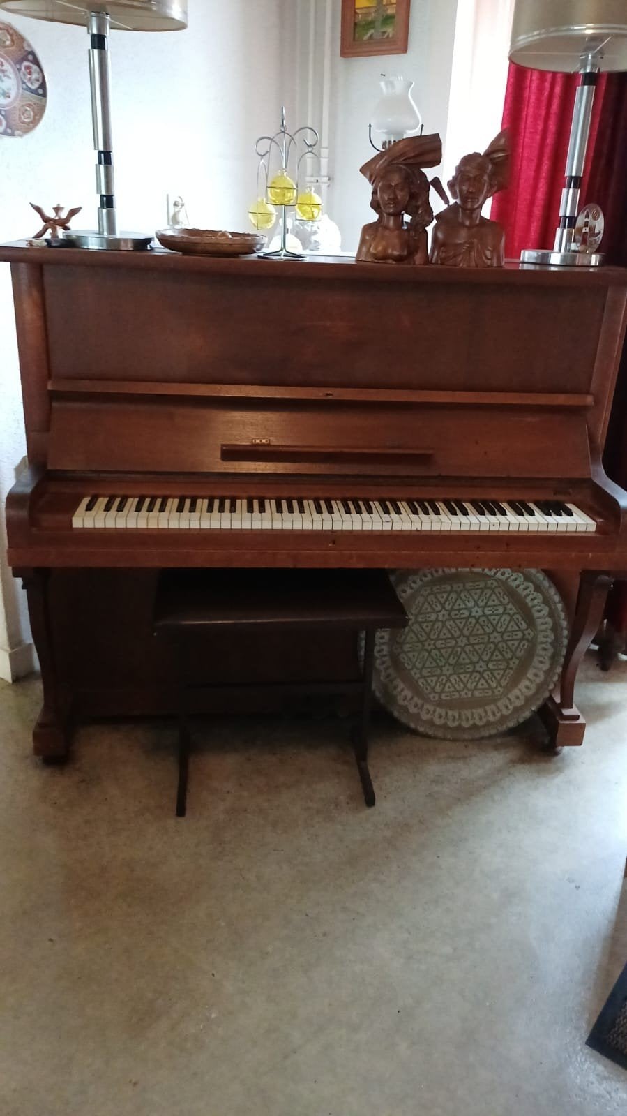 Klassieke houten piano met kruk, Muziek en Instrumenten, Piano's, Ophalen, Gebruikt