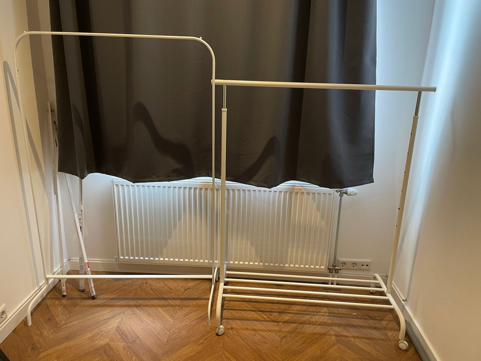 Twee Kledingrekken, Ophalen, Met wielen, Gebruikt