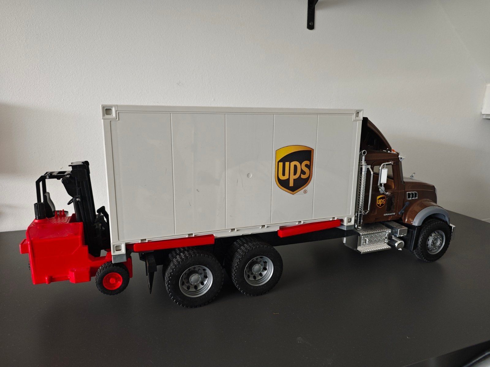 Bruder UPS Truck met heftruck en pallet, Ophalen of Verzenden, Gebruikt