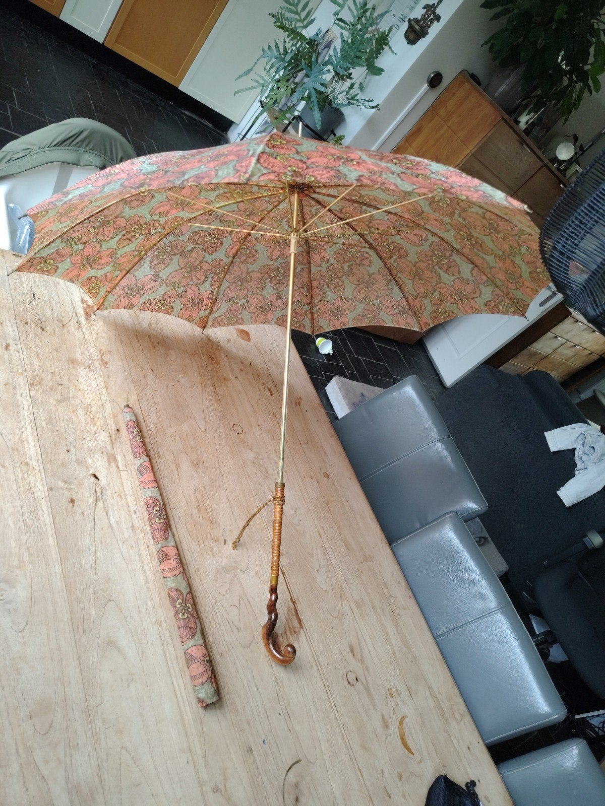Vintage paraplu met bloemenprint, houten handvat en hoesje, Ophalen of Verzenden