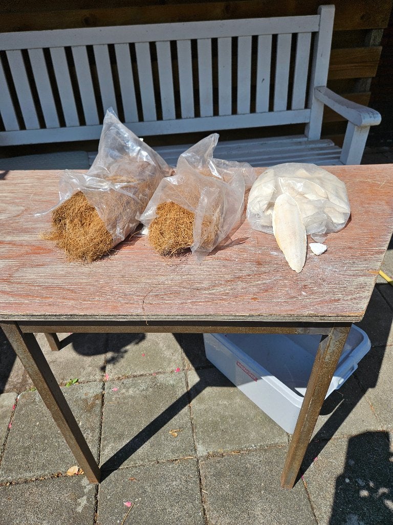 KOKOSMATERIAAL EN KALKSCHELPEN VOOR VOGELS., Dieren en Toebehoren, Ophalen