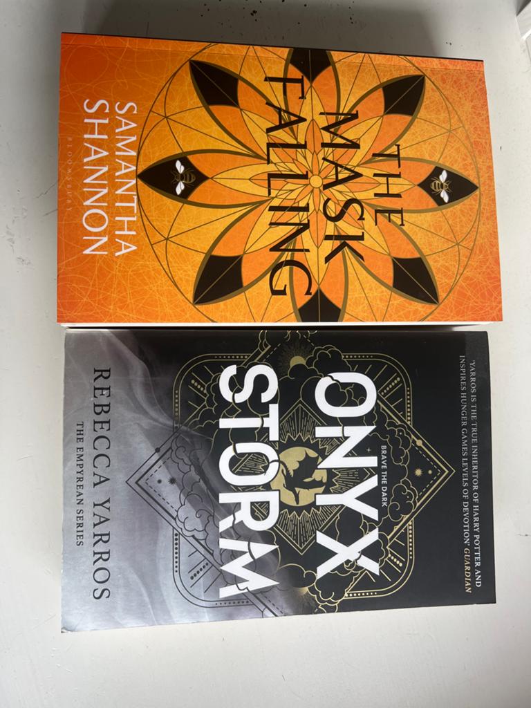 Boeken: The Mask Falling & Onyx Storm - Zo goed als nieuw, Ophalen of Verzenden, Zo goed als nieuw
