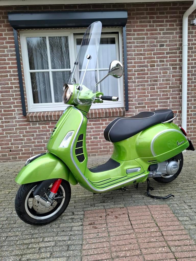 Vespa GTS 300 Super  9250 km  2018, Scooter, Nieuw, Particulier, ABS