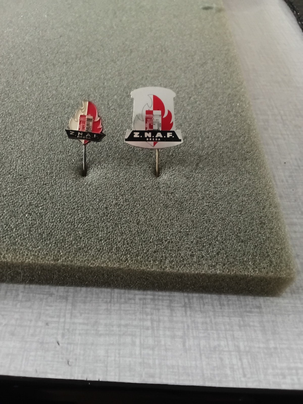 2 stuks speldjes van de "Z.N.A.F." Breda., Ophalen of Verzenden, Gebruikt, Overige onderwerpen