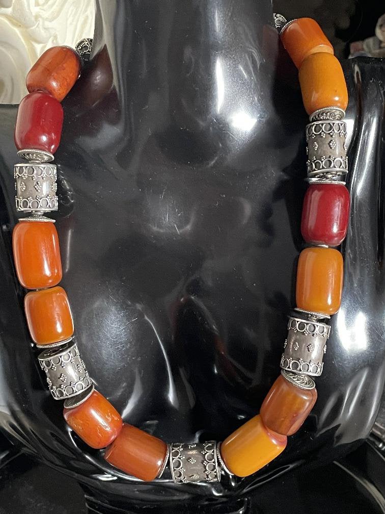 Antieke berberse bakeliet ketting met echt zilveren kralen, Ophalen of Verzenden, Zilver, Ketting