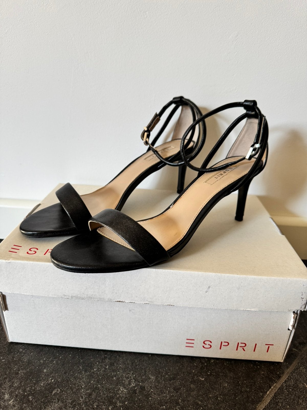 Sandaal met hakje  zwart   Esprit, Ophalen, Zo goed als nieuw, Zwart, Sandalen of Muiltjes