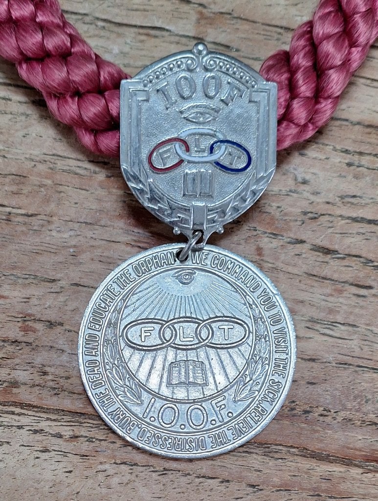 Odd Fellows ketting vriendschap liefde waarheid IOOF FLT, Ophalen of Verzenden, Zo goed als nieuw, Rood, Overige materialen