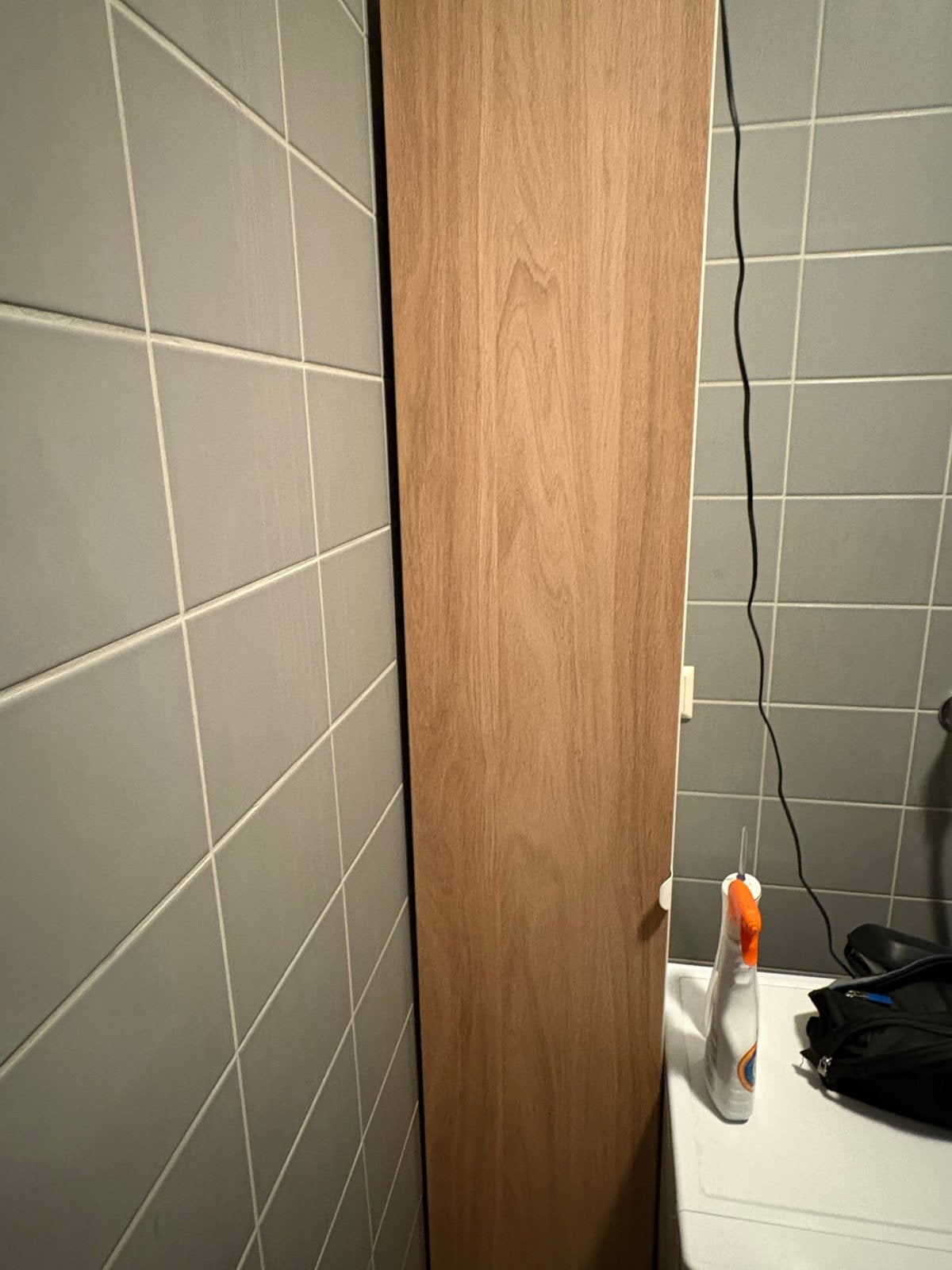 Ikea Enher badkamerkast met zwarte metalen pootjes, (Half)hoge kast, Minder dan 50 cm, Gebruikt, Ophalen of Verzenden