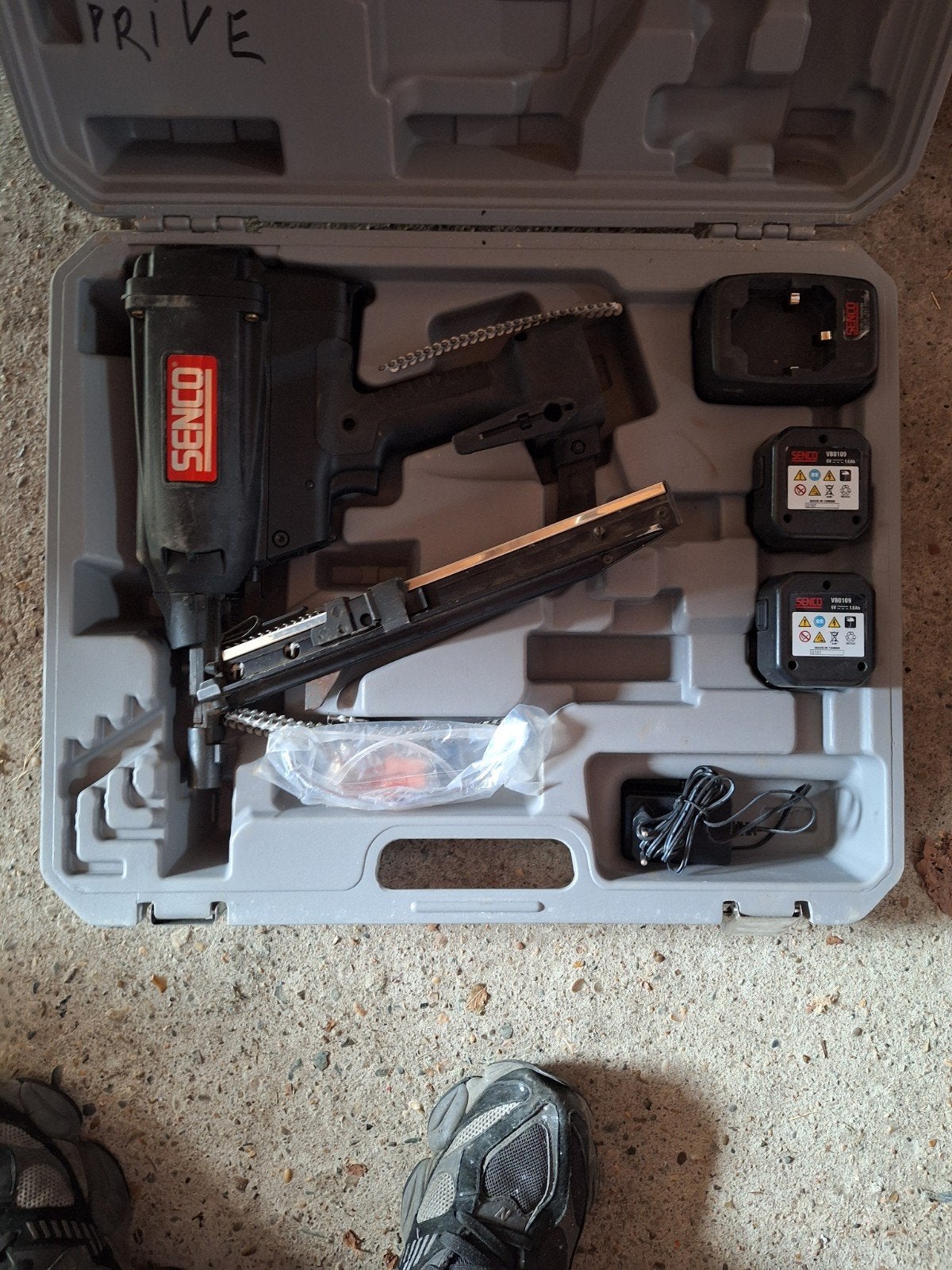 Senco GT35HN tacker met2 accu's en lader - Zo goed als nieuw, Doe-het-zelf en Verbouw, Gereedschap | Handgereedschap, Ophalen of Verzenden