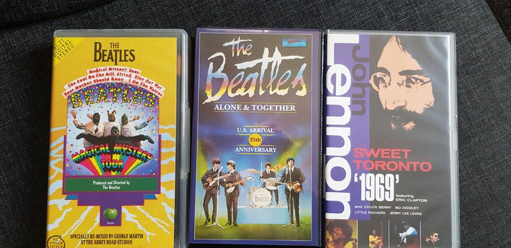 3x Vhs videos The Beatles en John Lennon, Cd's en Dvd's, VHS | Documentaire, Tv en Muziek, Alle leeftijden, Ophalen of Verzenden
