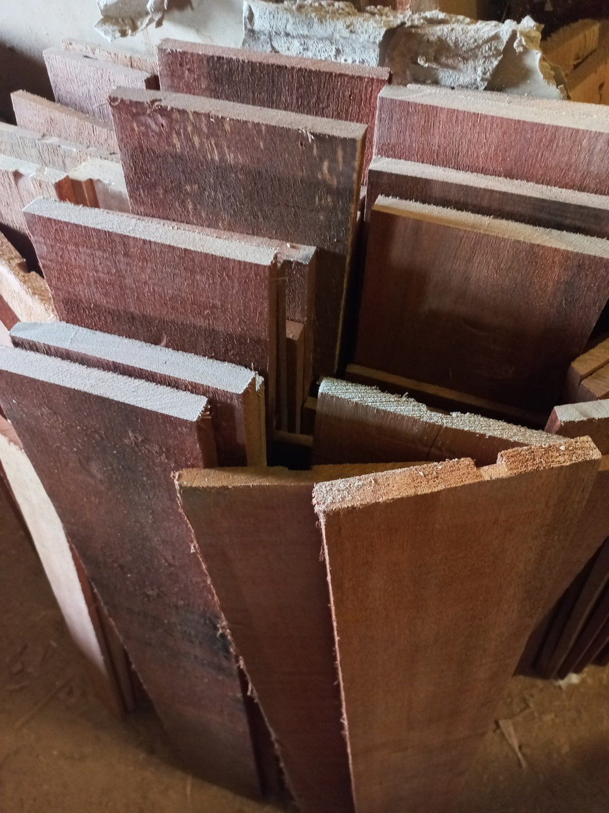 Hardhouten planken,ruw bezaagd,over maar nog prima bruikbaar, Ophalen of Verzenden, Bakstenen