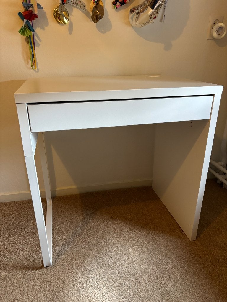 Leuk klein bureau Ikea, Huis en Inrichting, Bureaus, Ophalen, Gebruikt, Kabelgoot, IKEA