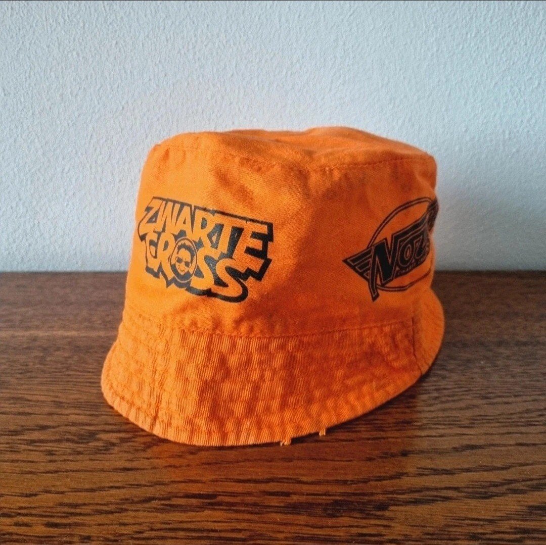 Oranje zwarte cross nozem hoed budget hat vissershoedje, Ophalen of Verzenden, Zwarte cross, Hoed