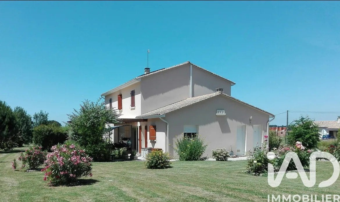 Prachtige vrijstaande woning tussen Angoulême en Bordeaux, Frankrijk, Woonhuis, 240 m², Landelijk