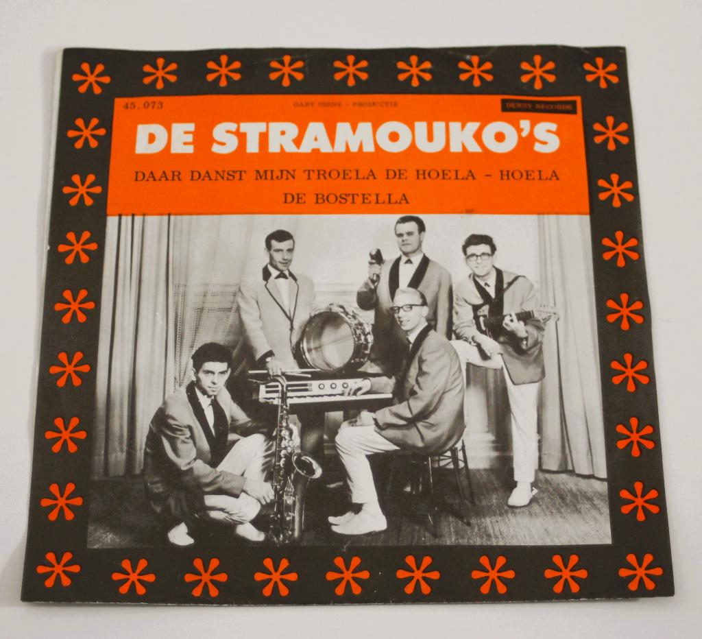 7" Piraten Single - De Stramouko's - De Bostella Daar Danst, Cd's en Dvd's, Vinyl | Nederlandstalig, Gebruikt, Fotohoes, Originele persing