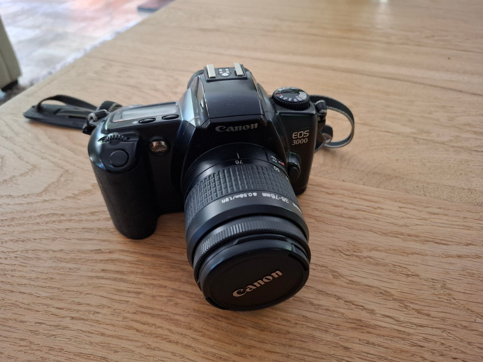 Canon EOS 3000 analoge spiegelreflexcamera met 38-76mm lens, Audio, Tv en Foto, Fotocamera's Analoog, Ophalen of Verzenden