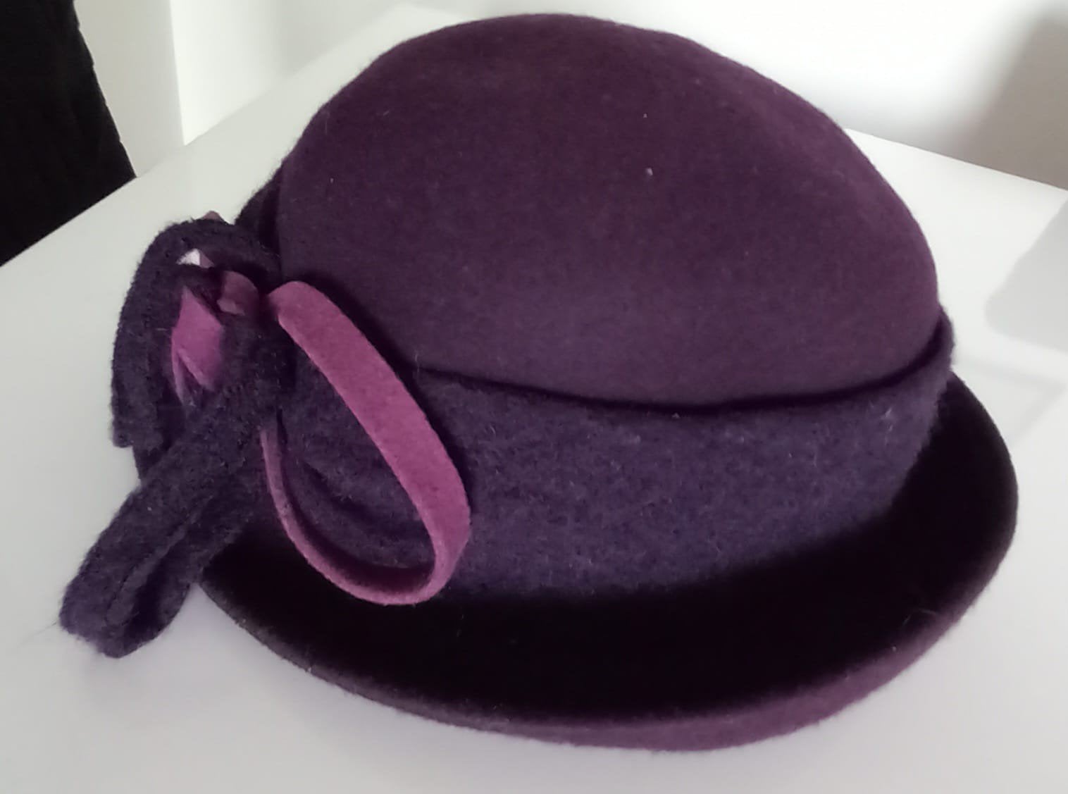 Paarse vilten hoed met strik, Ophalen of Verzenden, Zo goed als nieuw, One size fits all, Hoed