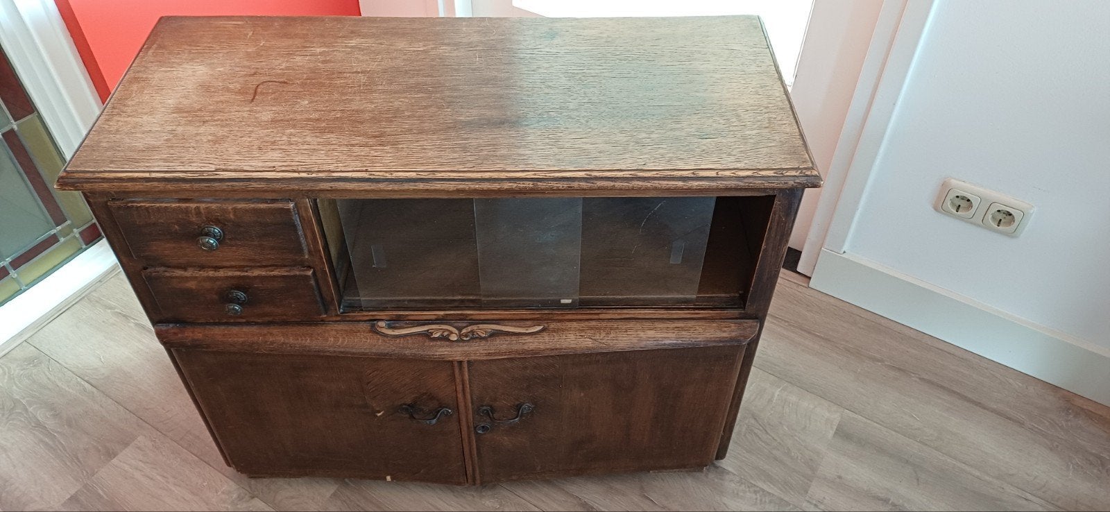 Vintage houten dressoir met vitrine en lades, Ophalen
