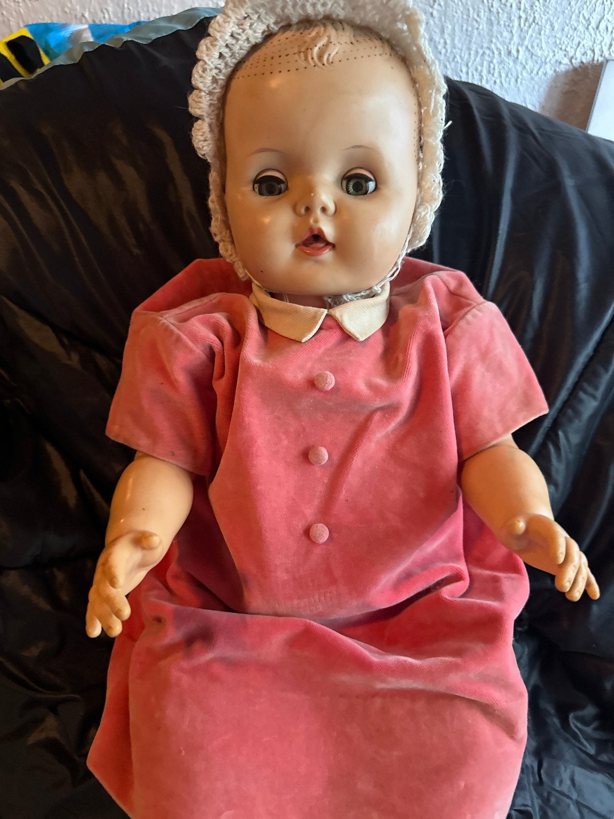 Vintage Babypop 60 cm met Roze Jurk en Gehaakt Mutsje, Ophalen, Gebruikt, Babypop