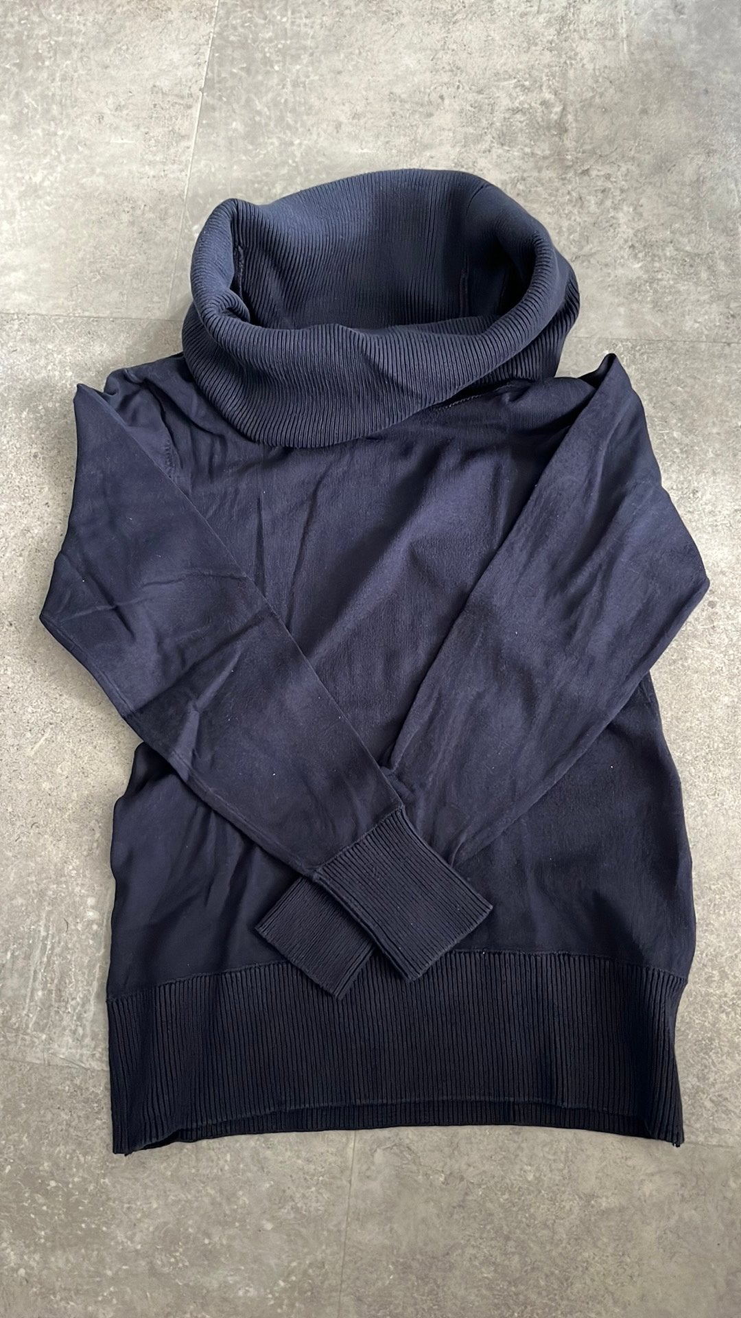 Donkerblauwe trui met grote col maat S, Ophalen of Verzenden, Zo goed als nieuw, Maat 38/40 (M), Blauw