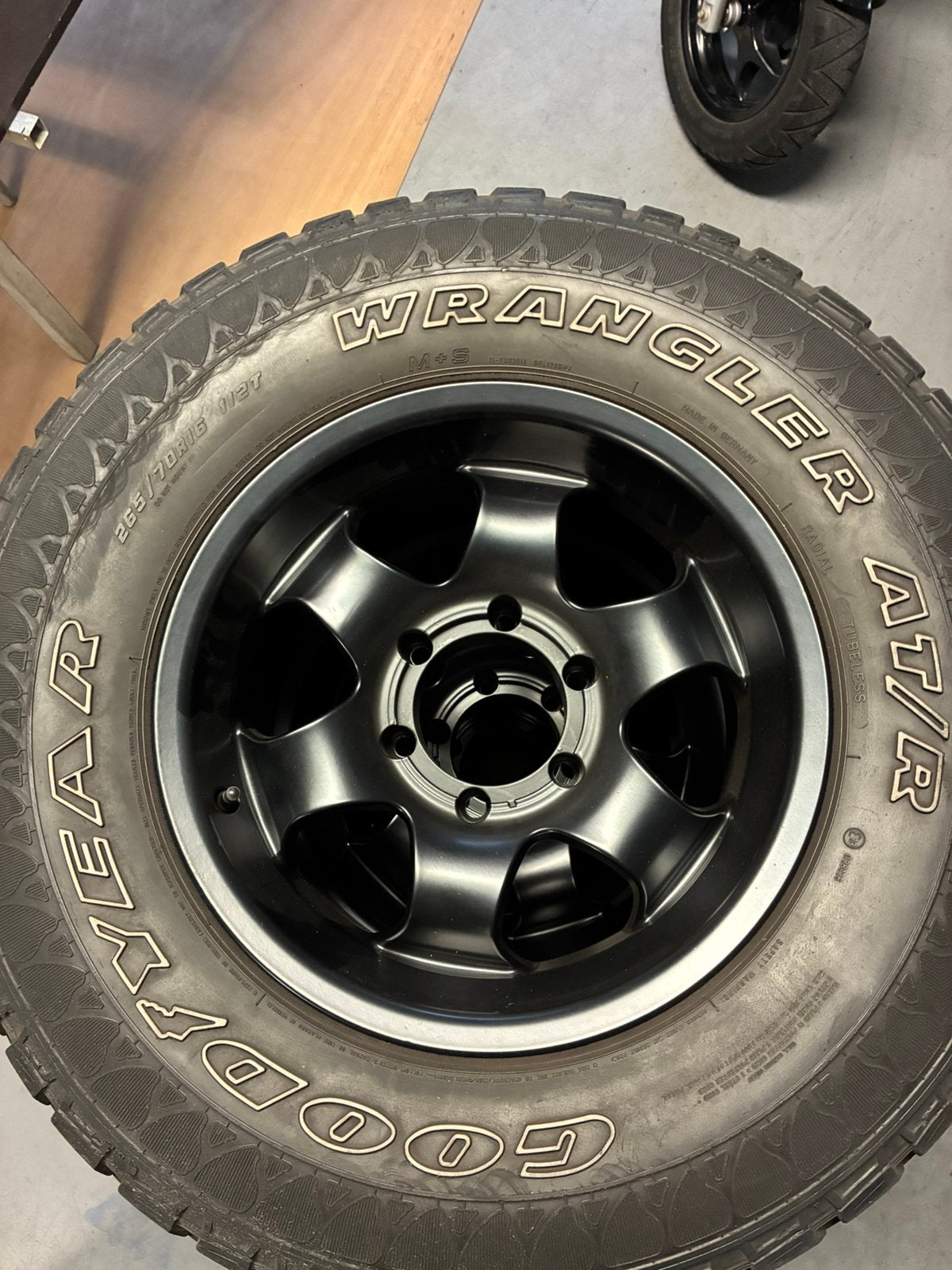 4x Aluminium velgen met Goodyear Wrangler AT/R banden, Ophalen, Gebruikt, Banden en Velgen, All Season