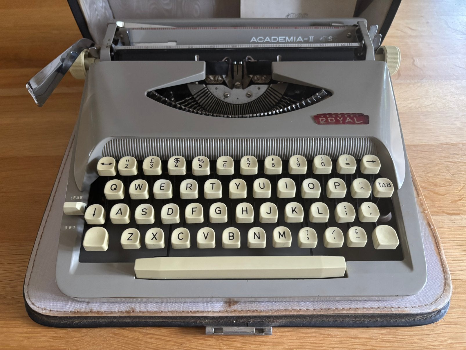 Vintage Royal Academia-2 nsc typemachine in koffer, Diversen, Typemachines, Ophalen