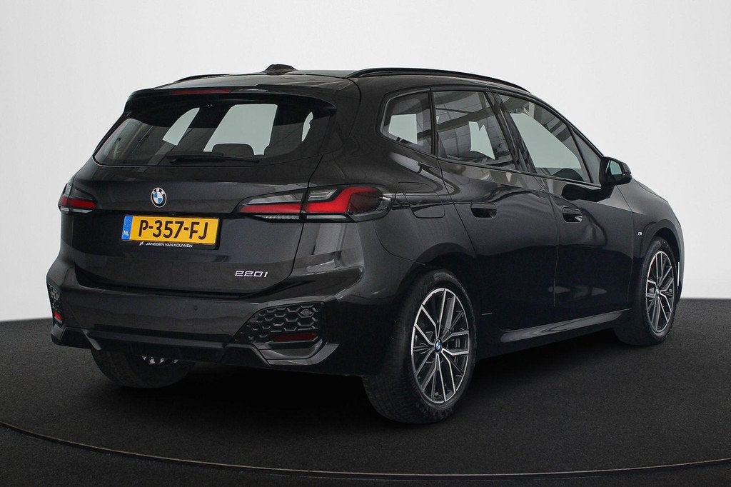 BMW 2-serie Active Tourer 220i M Sport Trekhaak Leder Stoelv, Auto's, BMW, Gebruikt, Alcantara, Zwart, Origineel Nederlands