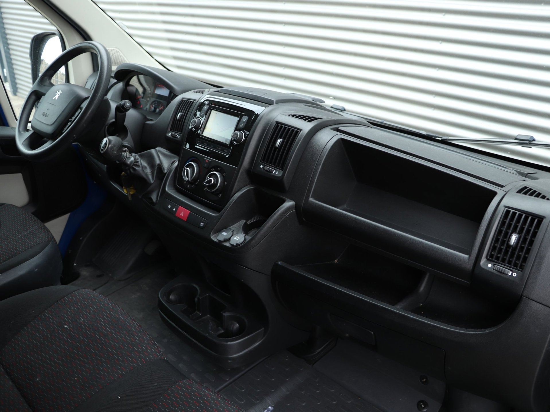 Peugeot Boxer 330 2.0 BlueHDI L1H1 Premium Pack *Navigatie*P, Voorwielaandrijving, Stof, Gebruikt, 4 cilinders