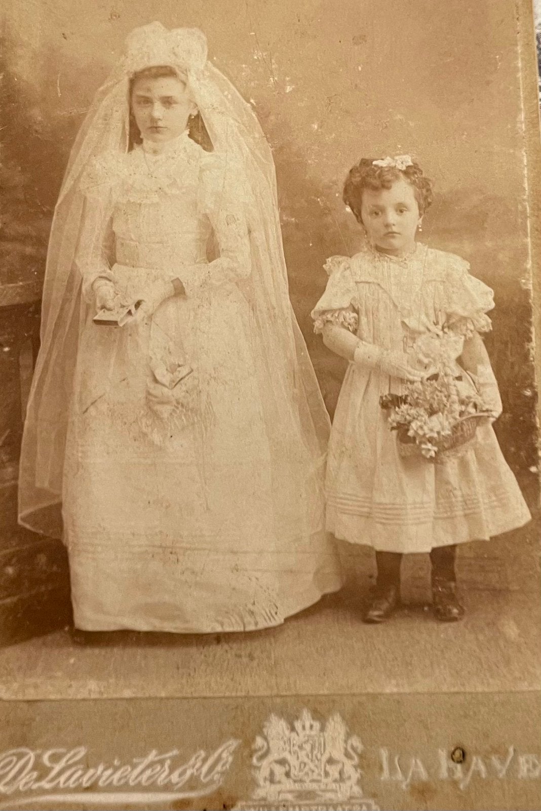 Bruidtje met zusje aLLahve verder onbekend, Ophalen of Verzenden, Voor 1940, Zo goed als nieuw