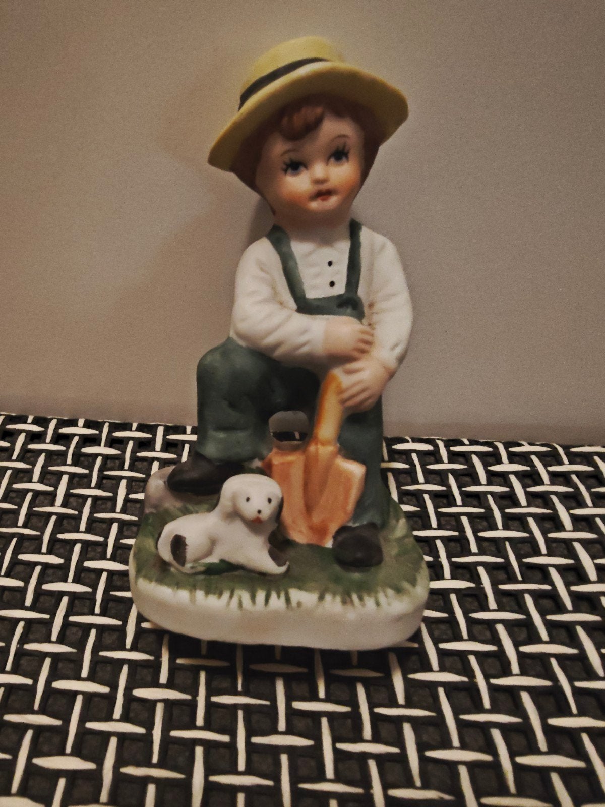 Vintage Porseleinen Beeldje Jongen met Hond en Schep, Ophalen of Verzenden, Zo goed als nieuw
