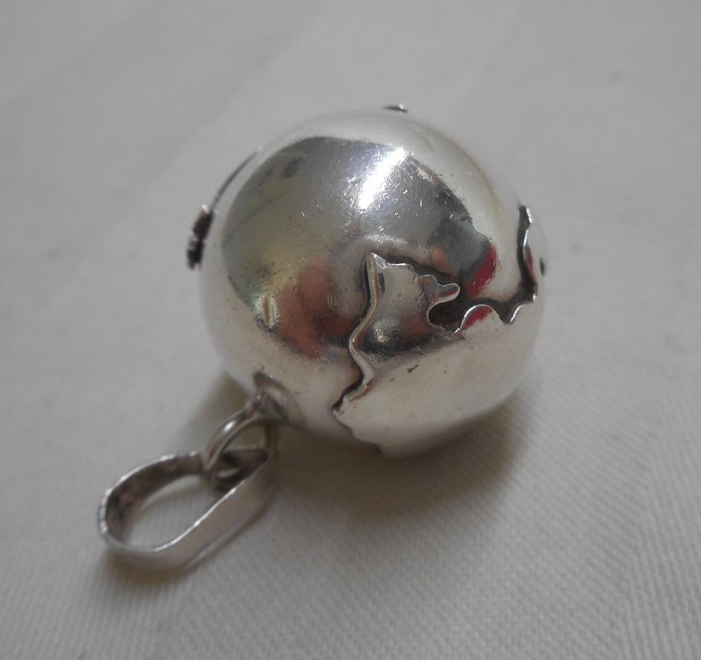 Zilveren grote vintage tingel wereldbol hanger nr.668, Sieraden, Tassen en Uiterlijk, Kettinghangers, Verzenden, Zo goed als nieuw