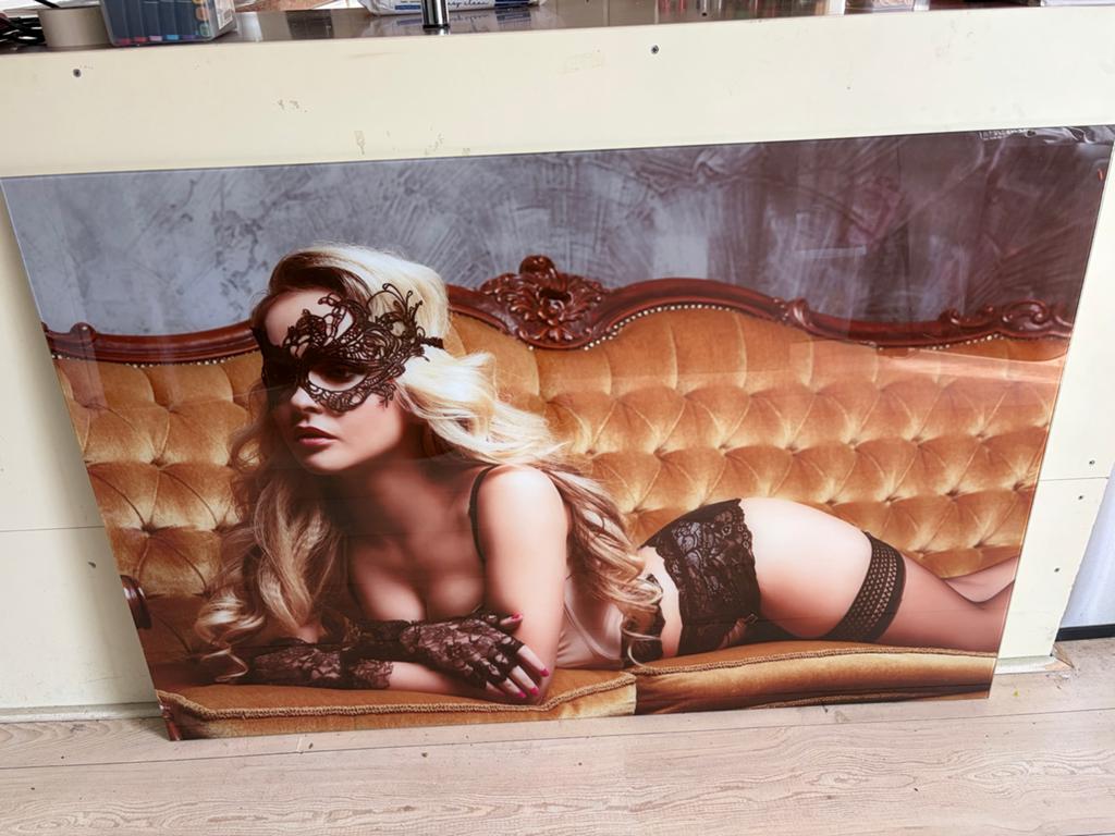 Schilderij op glas - Vrouw met masker op bank, Ophalen of Verzenden