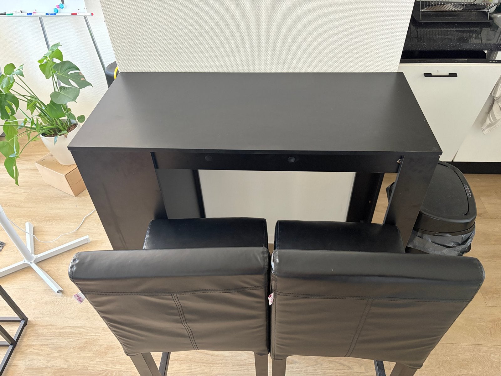 Zwarte bartafel met 2 stoelen en 3 schappen, Ophalen, Gebruikt, 100 tot 150 cm, Tot twee personen