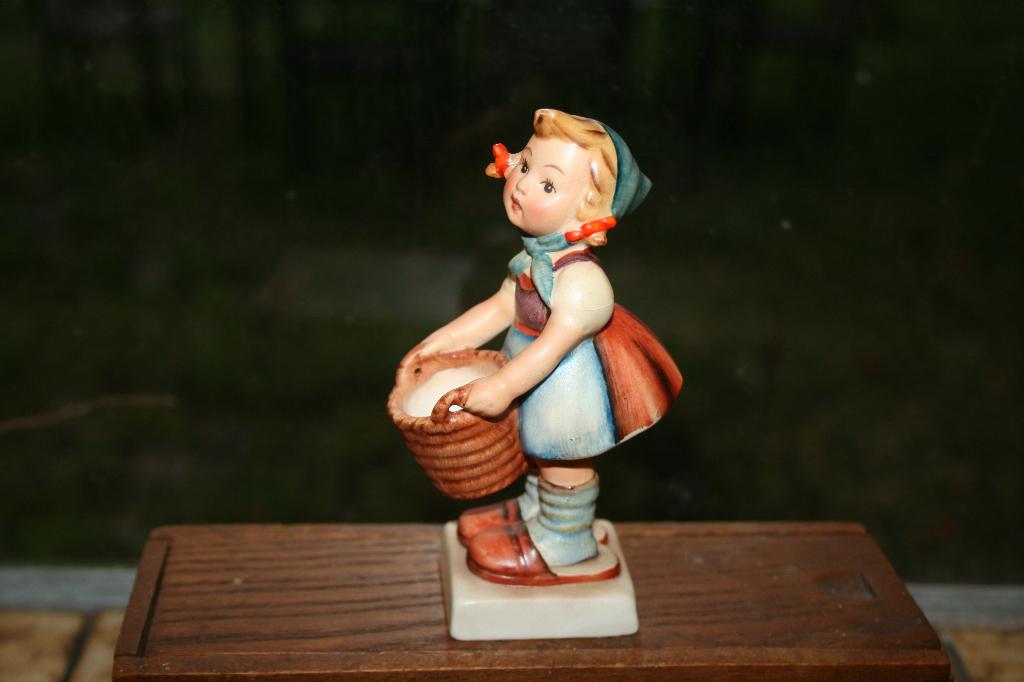 Oude Hummel nr. 73 Little Helper, Verzamelen, Ophalen of Verzenden, Zo goed als nieuw, Hummel