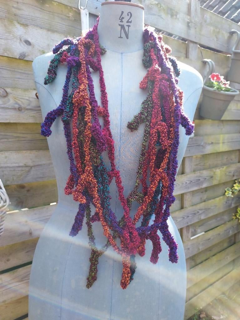 Unieke gehaakte bouclé wol ketting, Sieraden, Tassen en Uiterlijk, Kettingen, Nieuw, Overige materialen, Verzenden