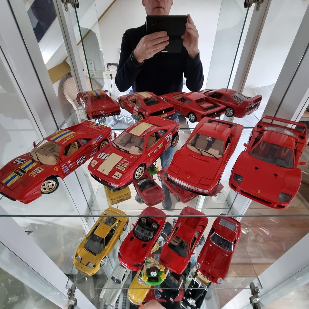 Modelauto's 1:18 ,14 stuks compleet met vitrine, Ophalen, Zo goed als nieuw, Auto, Bburago