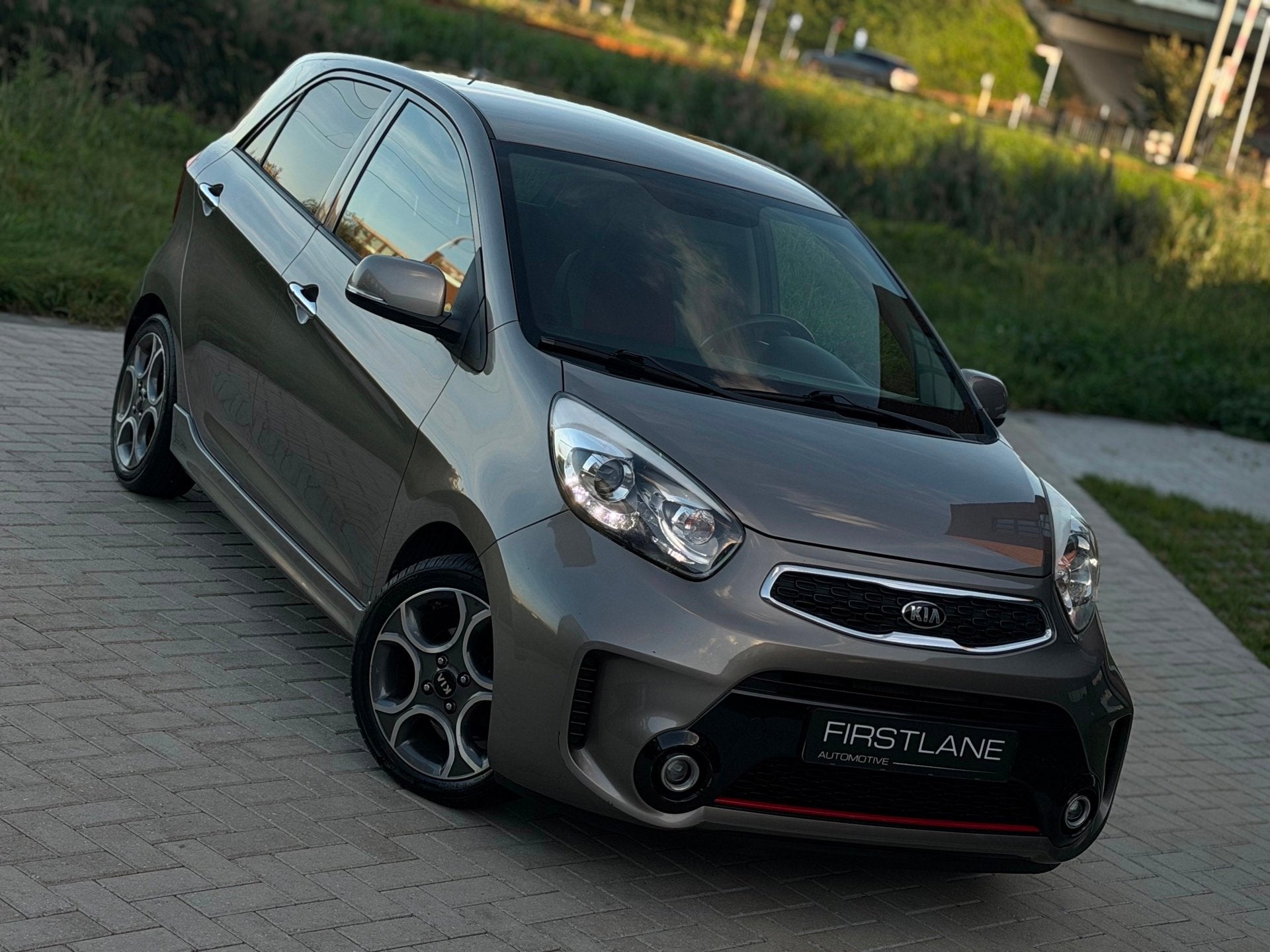 Foto 2 van Kia Picanto 1.2 CVVT SportsLine | Stoel/stuur verwarm | NAVI