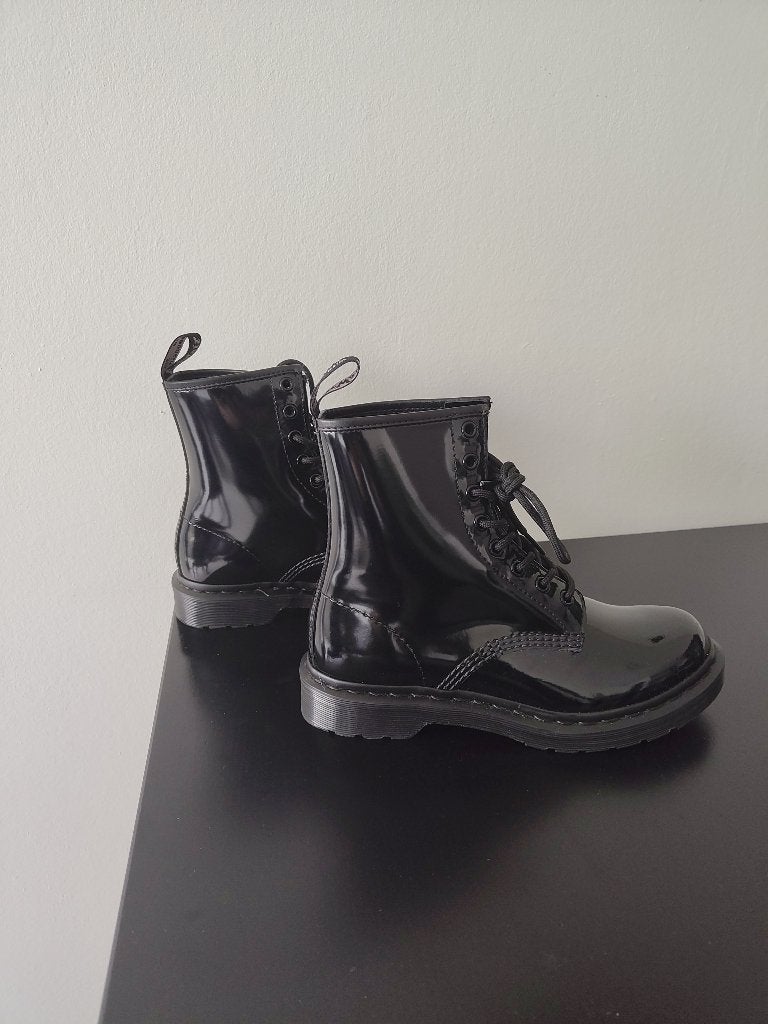 NIEUW! Dr. Martens mono lak zwart maat 40, Kleding | Dames, Schoenen, Verzenden, Zwart, Lage of Enkellaarzen, Nieuw