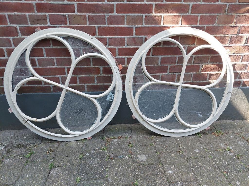 Twee zeer mooie rond 70 cm gietijzeren stalramen, Ophalen of Verzenden, Gebruikt, Minder dan 80 cm, Minder dan 80 cm