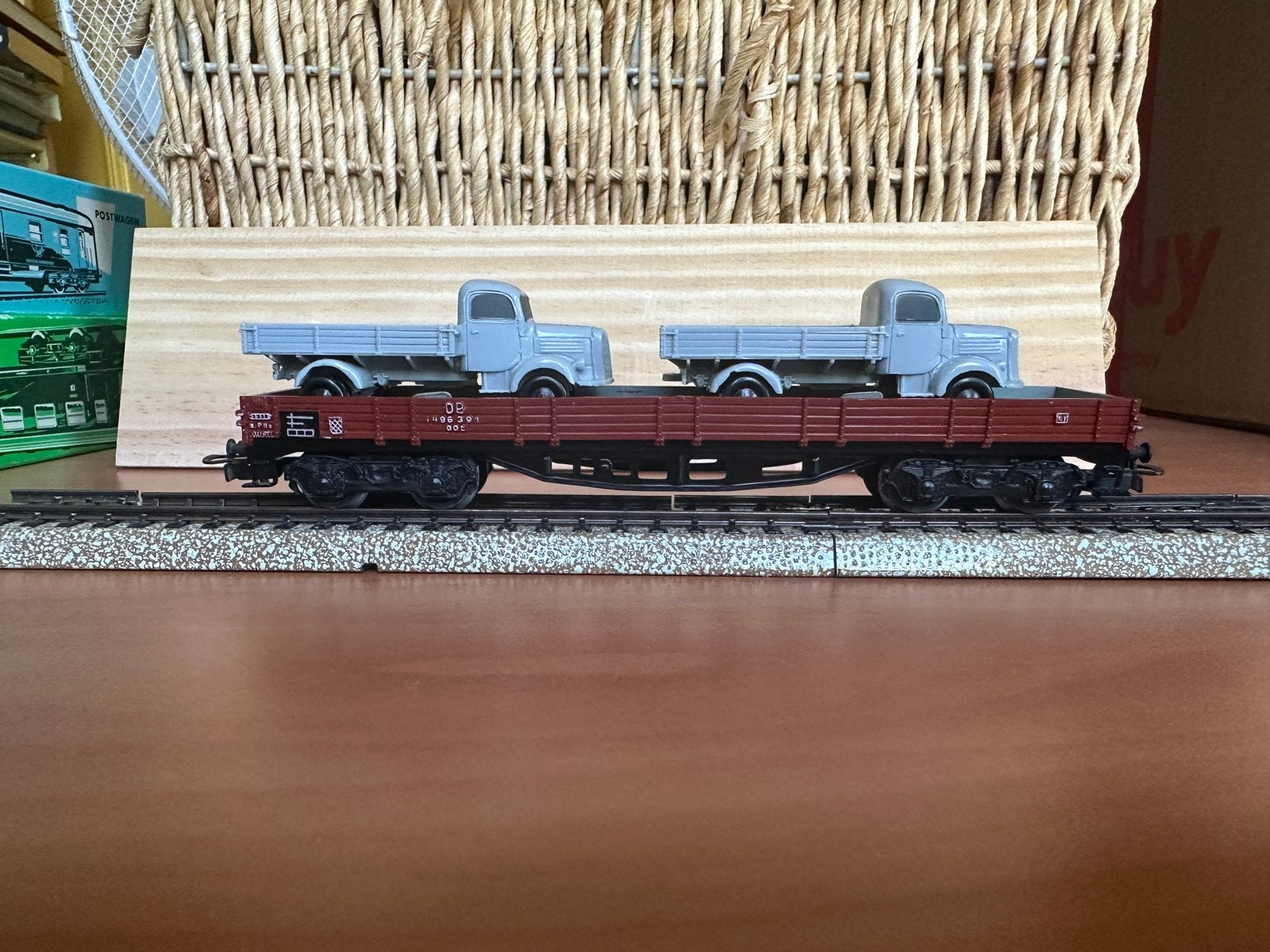Märklin H0 4515 lageboordwagen met 2 Mercedes vrachtwagens, Wisselstroom, Wagon, Ophalen of Verzenden, Zo goed als nieuw