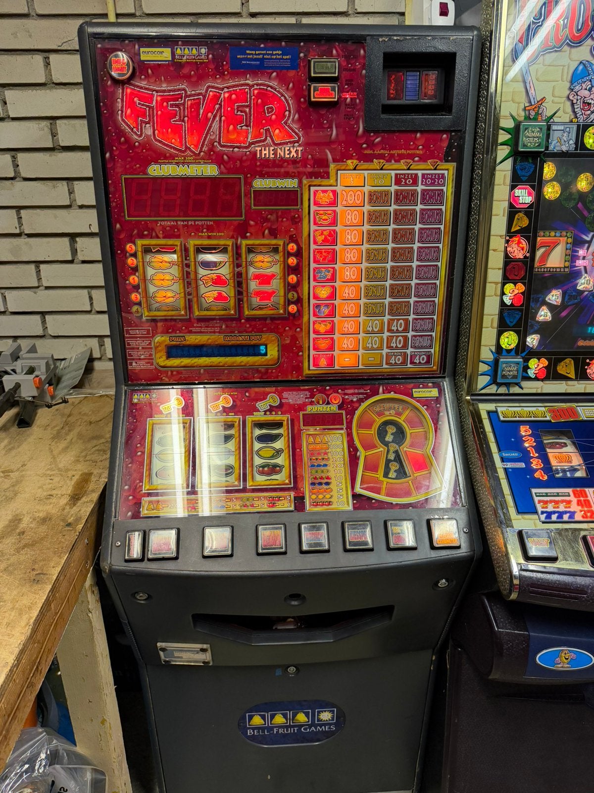 FEVER THE NEXT bell fruit games gokkast, Euro, Ophalen, Gebruikt, Met sleutels
