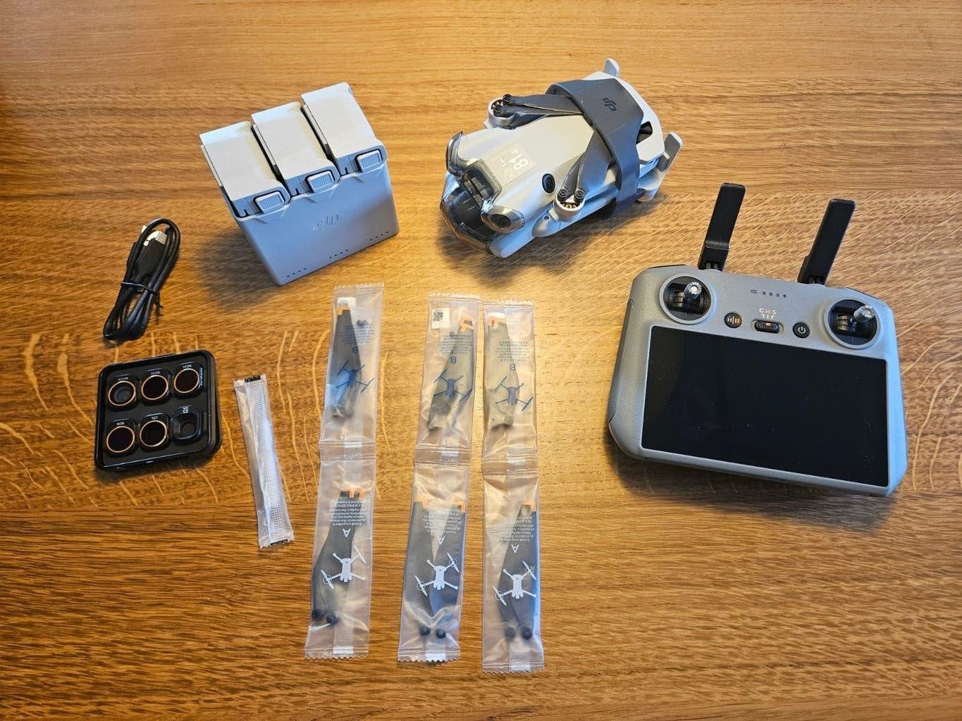 DJI Mini 4 Pro Fly More Combo (RC 2) - Drone is 5 mnd oud, 30 tot 45 minuten, Cameradrone, Ophalen of Verzenden, Zo goed als nieuw