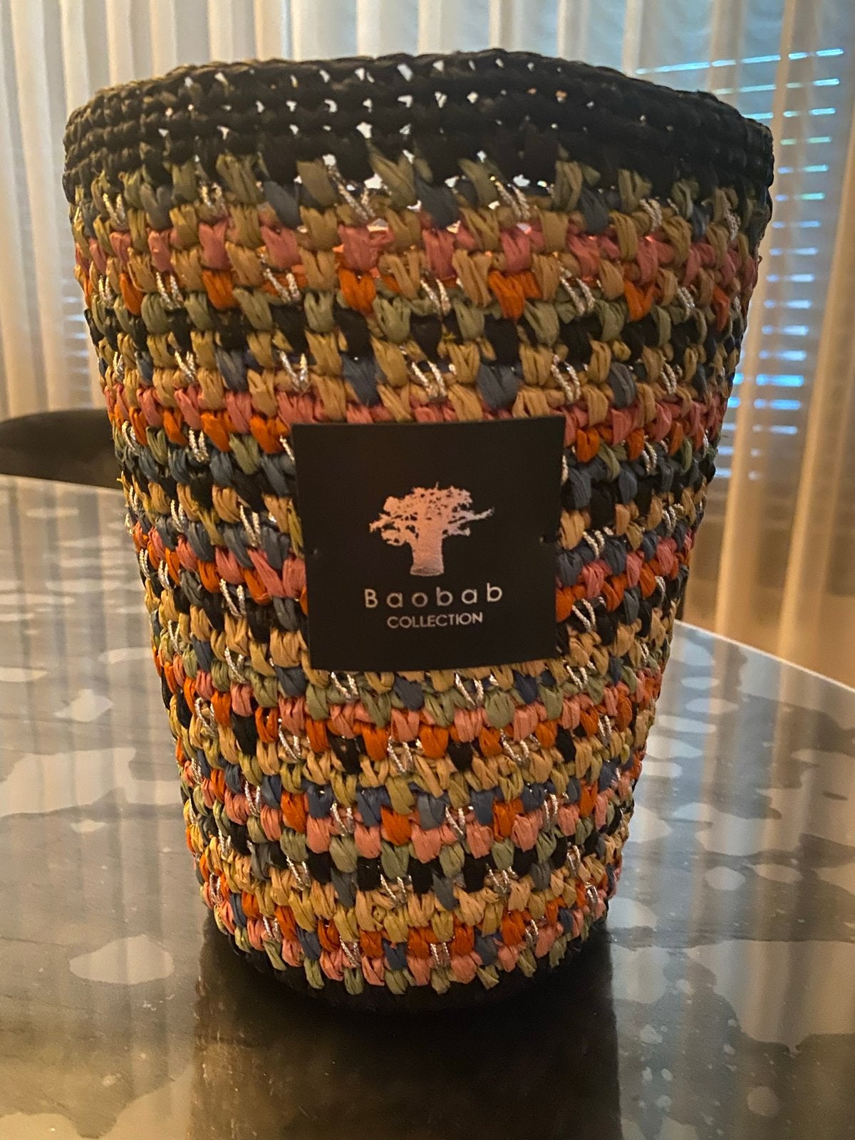 Baobab Raffia Multicolor Kaars 25 cm, Huis en Inrichting, Woonaccessoires | Kandelaars en Kaarsen, Ophalen, Nieuw, Overige materialen