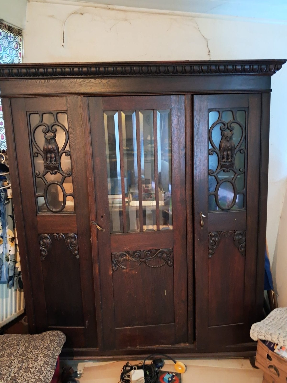 Antieke houten kast met uilenmotief en glas, Ophalen