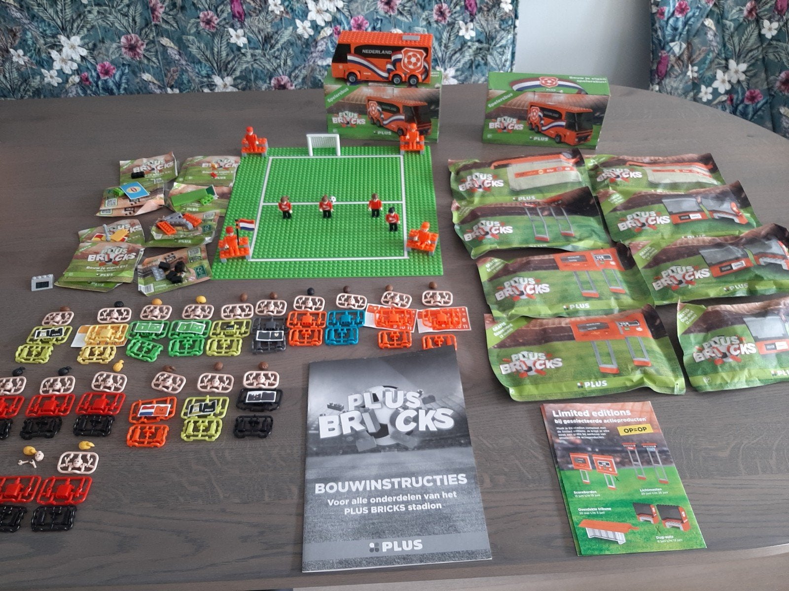 Plus Bricks voetbal"lego" Oranje spelersbus en bouwboek, Ophalen of Verzenden, Zo goed als nieuw, Overige merken