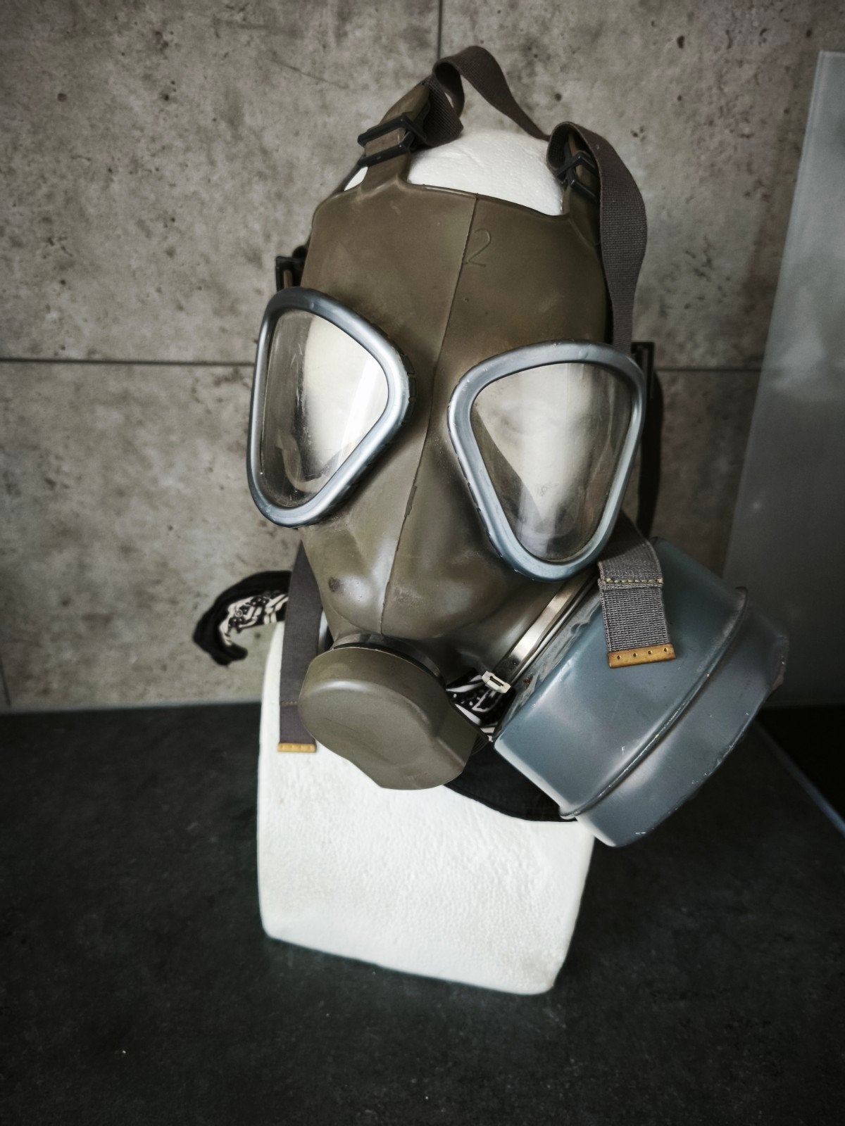 Vintage Gasmasker met Filter - Militair Verzamelobject, Verzamelen, Militaria | Algemeen, Ophalen of Verzenden, Landmacht, Overige gebieden