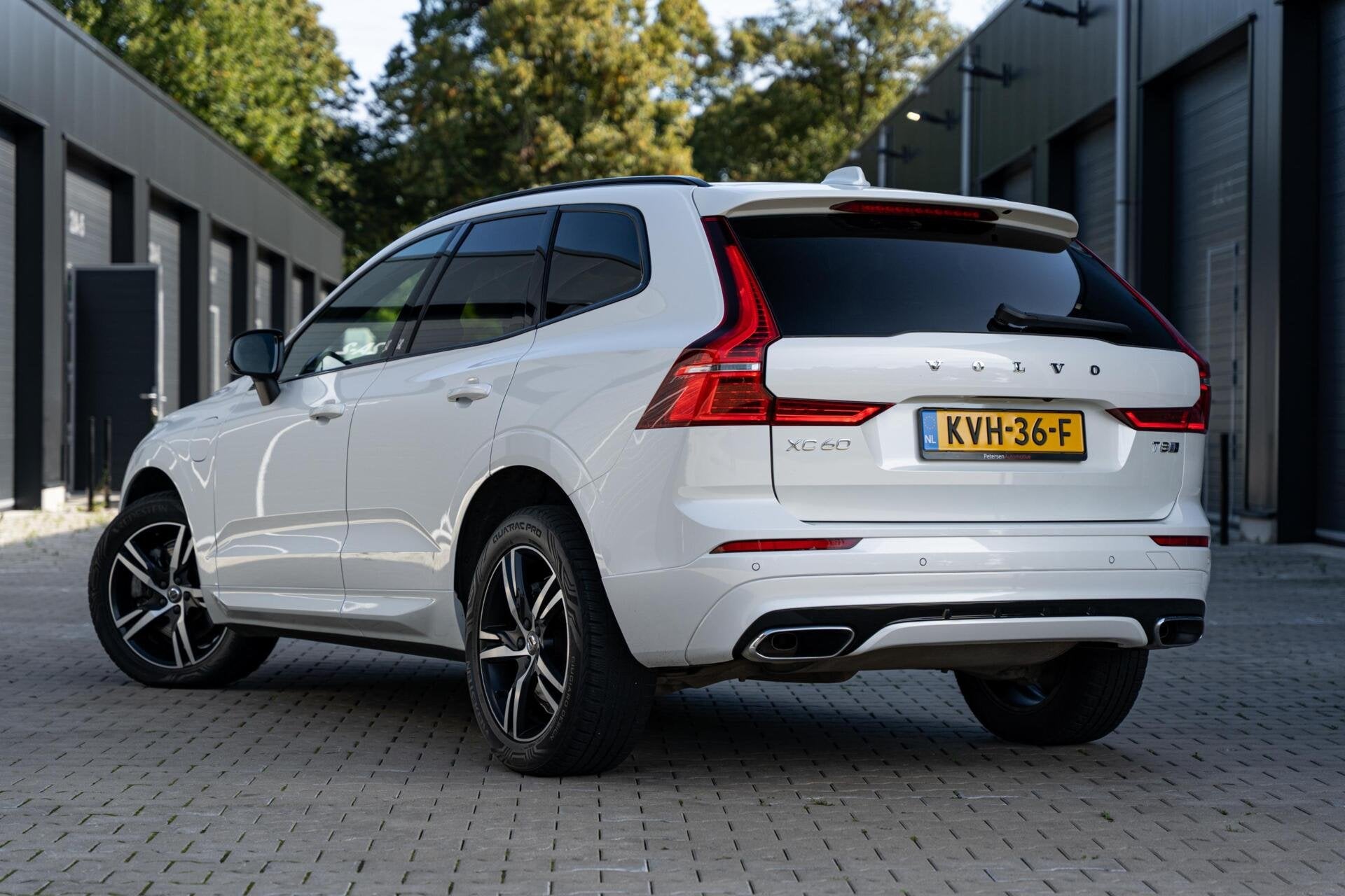 Volvo XC60 2.0 T8 Twin Engine AWD R-Design *Pano* ACC* Vol*, Automaat, Dealer onderhouden, Gebruikt, 4 cilinders