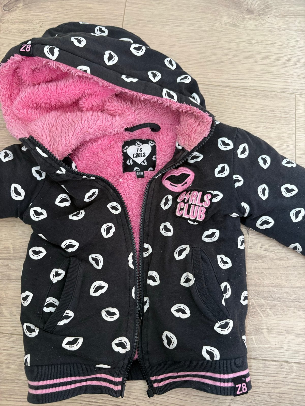 Z8 Girls Vest Zwart met Roze Voering en Lippenprint, Ophalen of Verzenden, Gebruikt, Meisje, Trui of Vest
