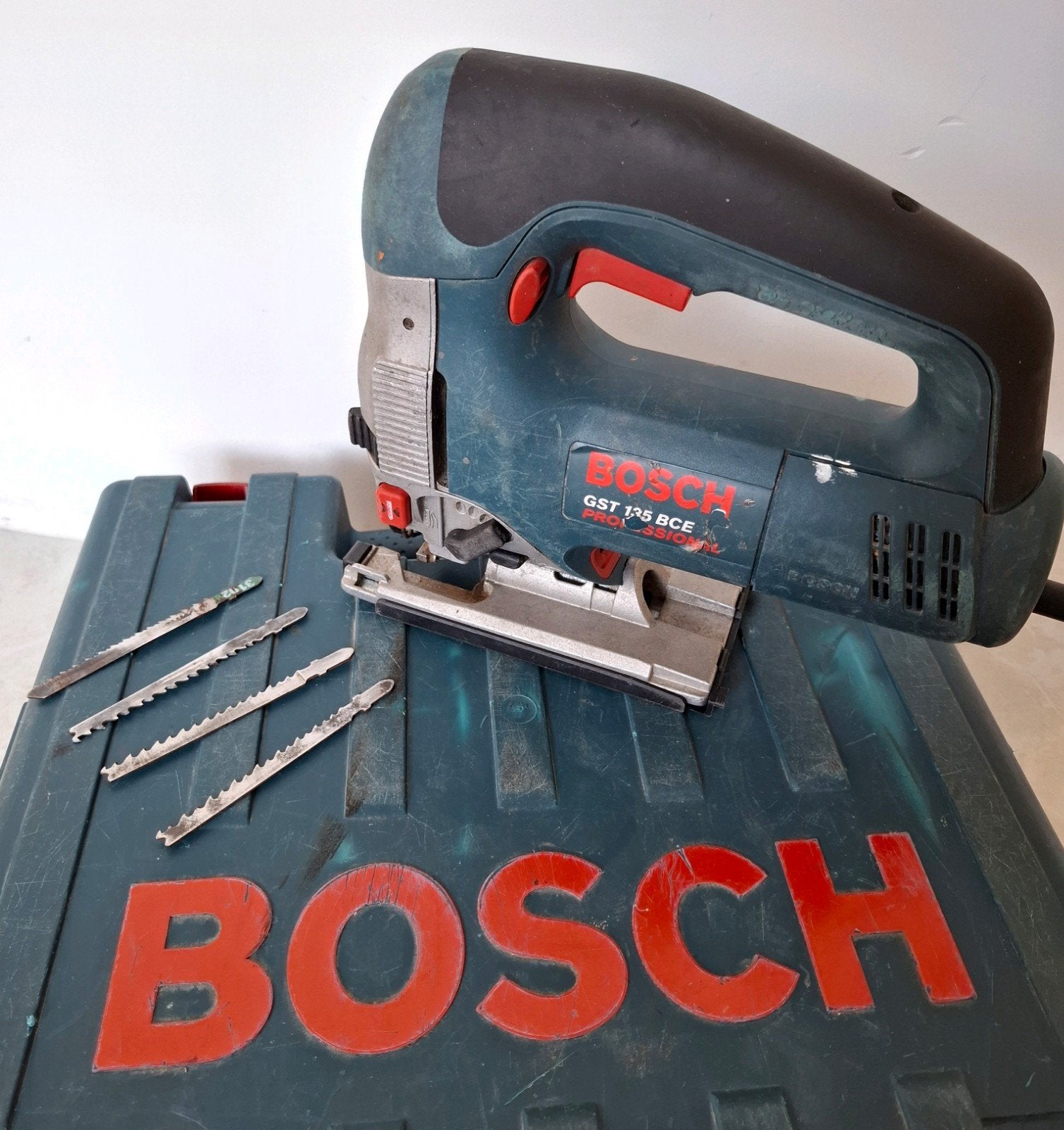 Professionele Bosch GST135BCE pendeldecoupeerzaag 720W 135mm, Ophalen, Gebruikt, 600 tot 1200 watt, Bosch Professional (Blauw)